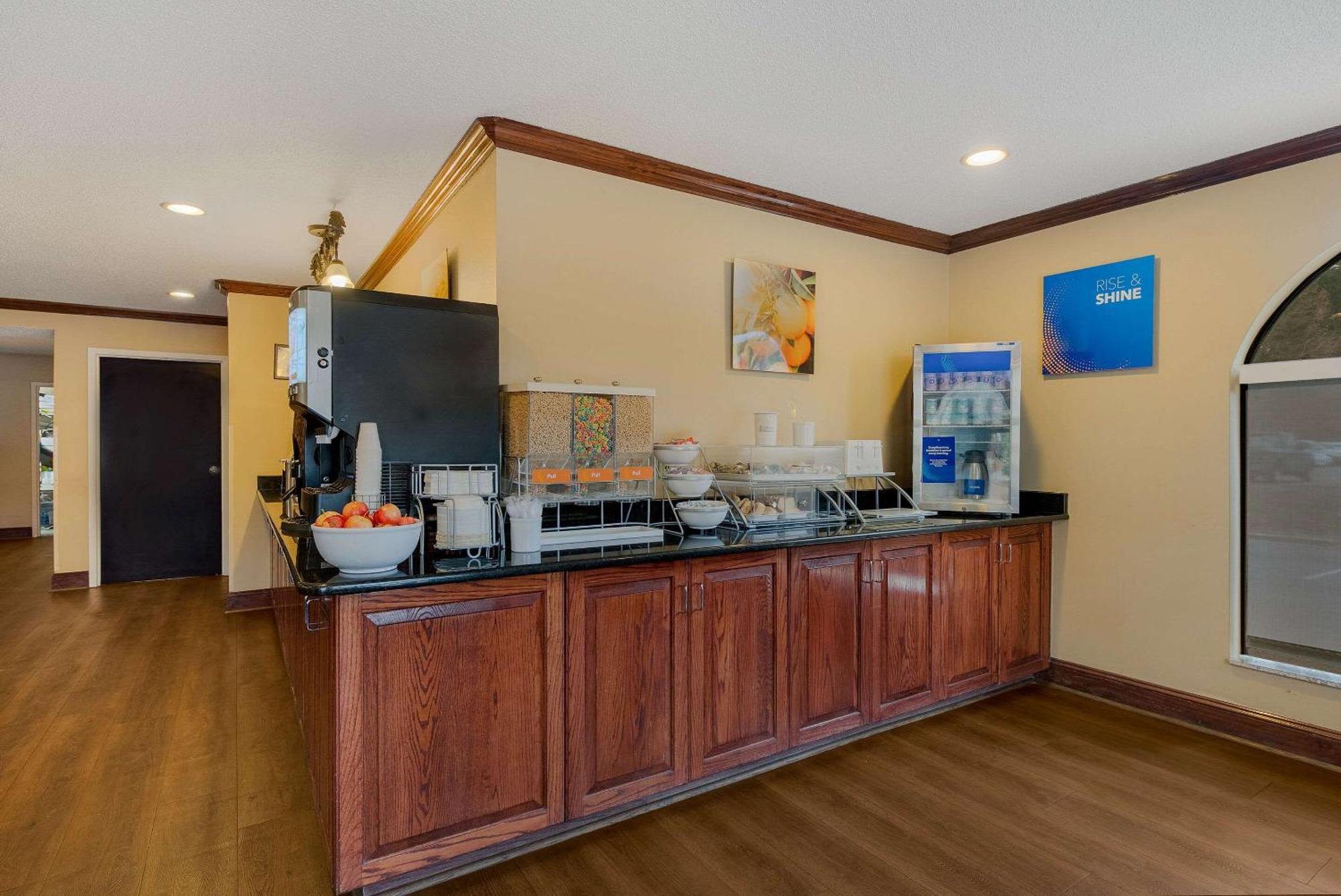 Comfort Inn Fayetteville I-95 מראה חיצוני תמונה